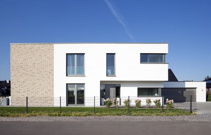 Einfamilienhaus Flachdach in Bünde weißer Putz und Klinker I Strothotte Architekten