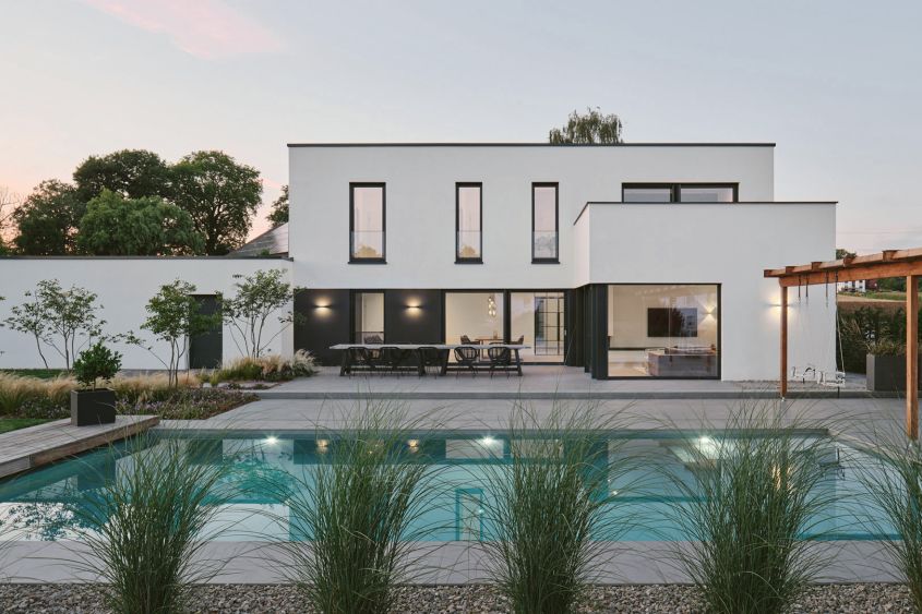 Modernes Wohnhaus mit Pool in Löhne, Projekt Kontrastreich