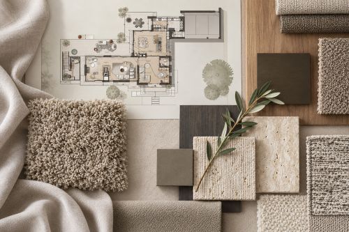 Materialcollage mit Stoffen, Holz und Architekturzeichnungen