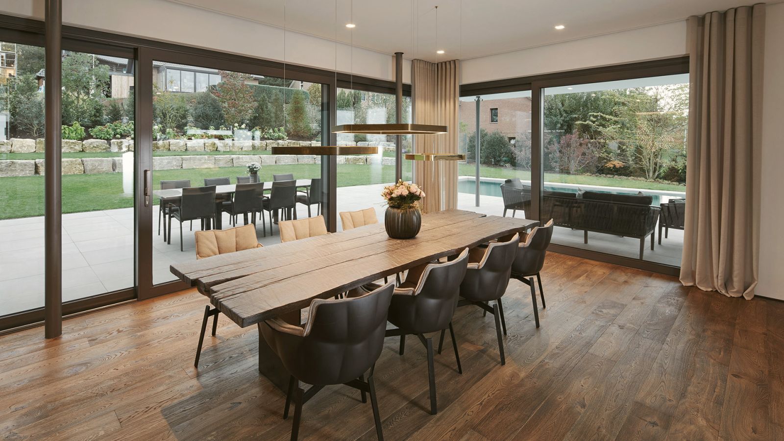 Offener Essbereich mit Holztisch und Blick in den Garten